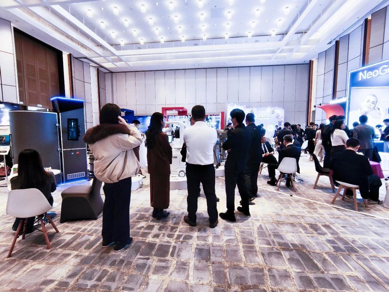 「焕影」闪耀2025福布斯中国美业峰会“尖端医美器械义拍会”活动现场图片 2