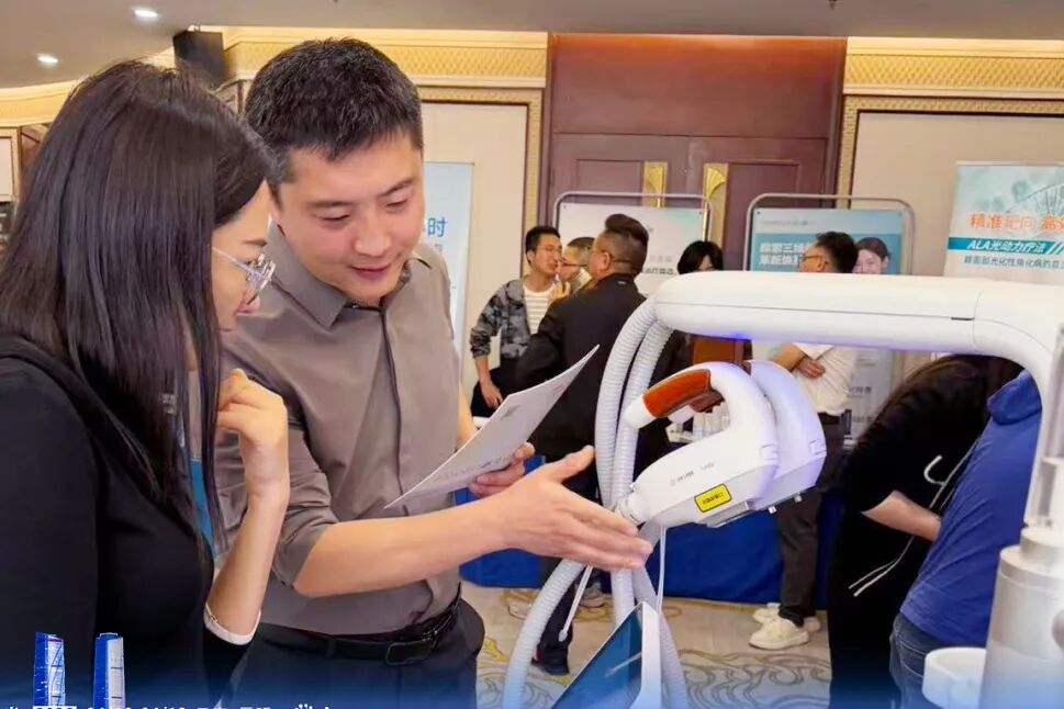 云南省医学会皮肤性病学术会议 专家莅临尖峰展台“打卡”交流活动现场图片 4